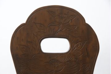 中古　美品　軽井沢彫り　牡丹　葡萄(ブドウ)　贅沢な総彫り仕上げのダイニングチェア4脚セット(板座チェア、アームレスチェア、椅子、イス)(R-078964)