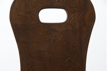 中古　美品　軽井沢彫り　牡丹　葡萄(ブドウ)　贅沢な総彫り仕上げのダイニングチェア4脚セット(板座チェア、アームレスチェア、椅子、イス)(R-078964)