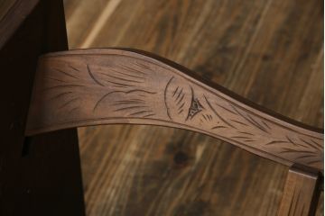 中古　美品　軽井沢彫り　牡丹　葡萄(ブドウ)　贅沢な総彫り仕上げのダイニングチェア4脚セット(板座チェア、アームレスチェア、椅子、イス)(R-078964)