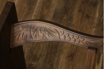 中古　美品　軽井沢彫り　牡丹　葡萄(ブドウ)　贅沢な総彫り仕上げのダイニングチェア4脚セット(板座チェア、アームレスチェア、椅子、イス)(R-078964)