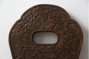 中古　美品　軽井沢彫り　桜　贅沢な総彫り仕上げのダイニングチェア2脚セット(板座チェア、アームレスチェア、椅子、イス)(R-078970)