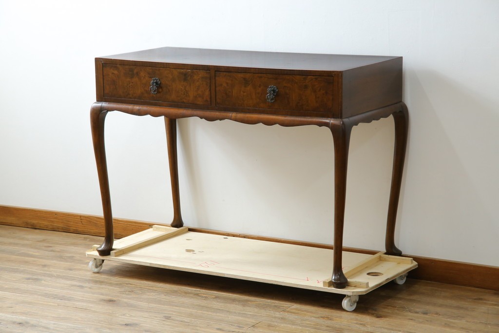 イギリスアンティーク　ウォルナット材の落ち着いた色味が素敵な猫脚コンソールデスク　(R-078971)