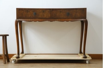 イギリスアンティーク　ウォルナット材の落ち着いた色味が素敵な猫脚コンソールデスク　(R-078971)