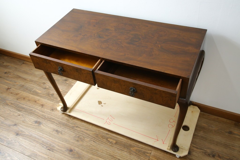 イギリスアンティーク　ウォルナット材の落ち着いた色味が素敵な猫脚コンソールデスク　(R-078971)