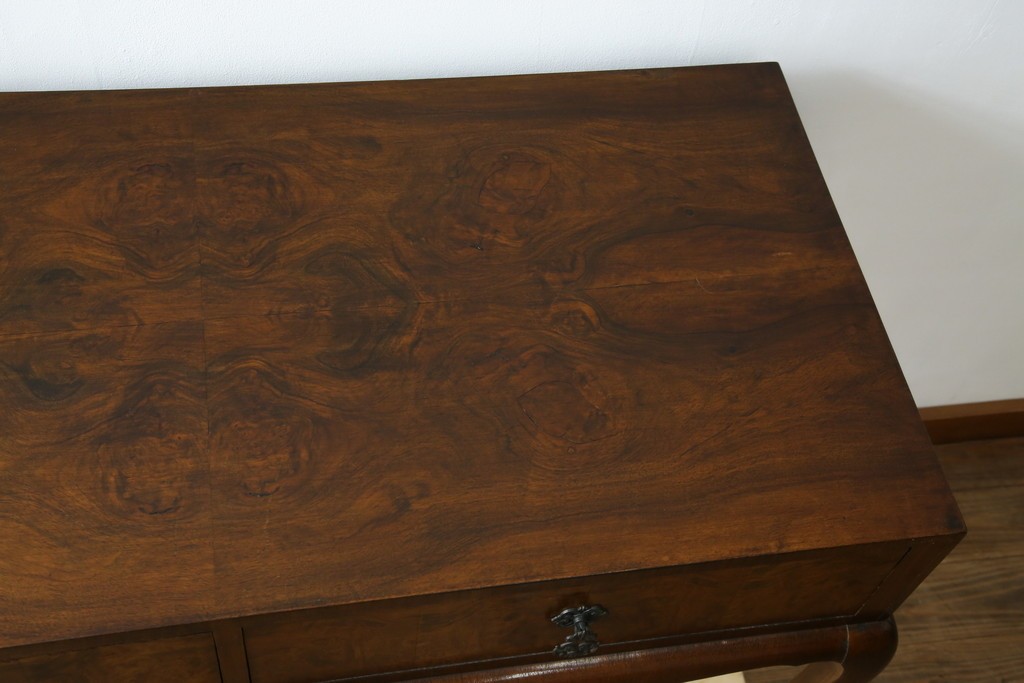 イギリスアンティーク　ウォルナット材の落ち着いた色味が素敵な猫脚コンソールデスク　(R-078971)