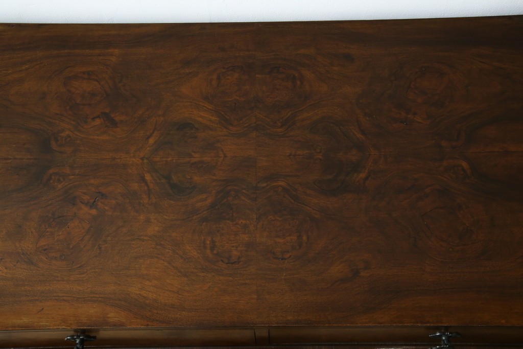 イギリスアンティーク　ウォルナット材の落ち着いた色味が素敵な猫脚コンソールデスク　(R-078971)