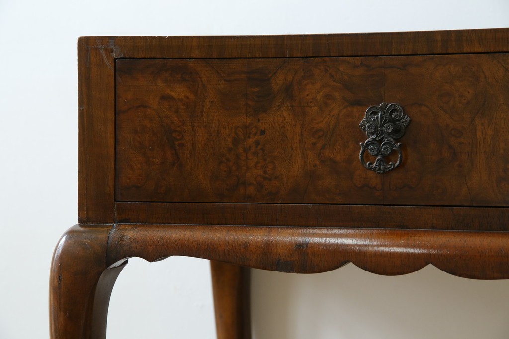 イギリスアンティーク　ウォルナット材の落ち着いた色味が素敵な猫脚コンソールデスク　(R-078971)