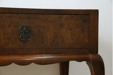 イギリスアンティーク　ウォルナット材の落ち着いた色味が素敵な猫脚コンソールデスク　(R-078971)