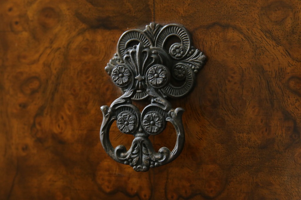 イギリスアンティーク　ウォルナット材の落ち着いた色味が素敵な猫脚コンソールデスク　(R-078971)