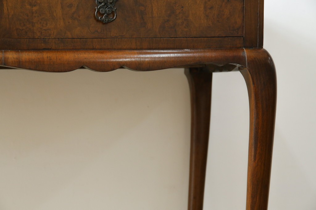 イギリスアンティーク　ウォルナット材の落ち着いた色味が素敵な猫脚コンソールデスク　(R-078971)