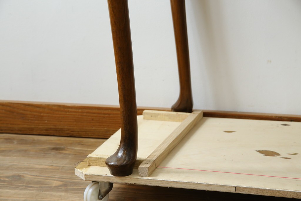 イギリスアンティーク　ウォルナット材の落ち着いた色味が素敵な猫脚コンソールデスク　(R-078971)