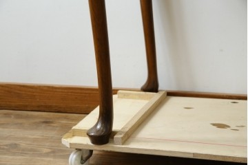 イギリスアンティーク　ウォルナット材の落ち着いた色味が素敵な猫脚コンソールデスク　(R-078971)