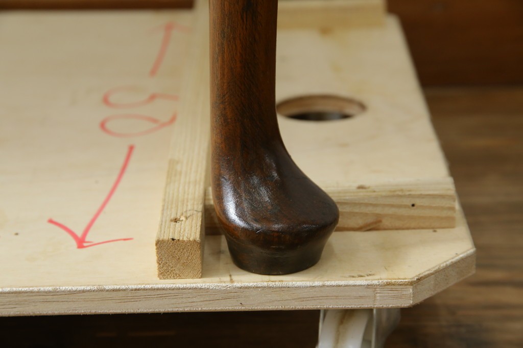 イギリスアンティーク　ウォルナット材の落ち着いた色味が素敵な猫脚コンソールデスク　(R-078971)