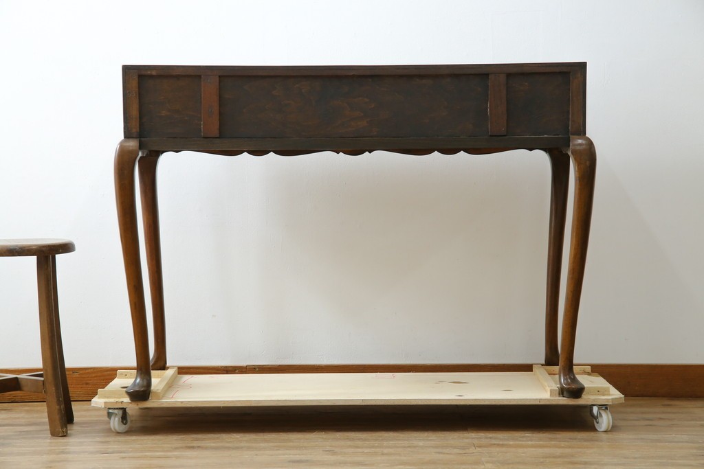 イギリスアンティーク　ウォルナット材の落ち着いた色味が素敵な猫脚コンソールデスク　(R-078971)