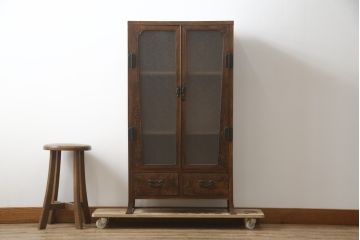 和製ビンテージ　指物工芸家具　李朝デザイン　前面桑(クワ)材　天板・側面キハダ材　可愛らしい装飾が遊び心をくすぐる小振りな収納棚(本箱、ブックケース、本棚、書棚、キャビネット、収納棚、戸棚、ヴィンテージ)(R-078975)