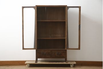 和製ビンテージ　指物工芸家具　李朝デザイン　前面桑(クワ)材　天板・側面キハダ材　可愛らしい装飾が遊び心をくすぐる小振りな収納棚(本箱、ブックケース、本棚、書棚、キャビネット、収納棚、戸棚、ヴィンテージ)(R-078975)