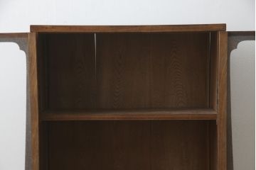 和製ビンテージ　指物工芸家具　李朝デザイン　前面桑(クワ)材　天板・側面キハダ材　可愛らしい装飾が遊び心をくすぐる小振りな収納棚(本箱、ブックケース、本棚、書棚、キャビネット、収納棚、戸棚、ヴィンテージ)(R-078975)