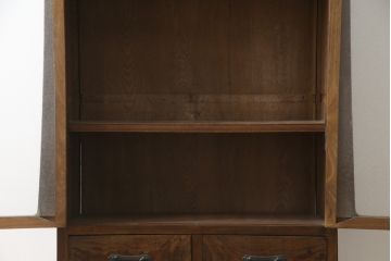和製ビンテージ　指物工芸家具　李朝デザイン　前面桑(クワ)材　天板・側面キハダ材　可愛らしい装飾が遊び心をくすぐる小振りな収納棚(本箱、ブックケース、本棚、書棚、キャビネット、収納棚、戸棚、ヴィンテージ)(R-078975)