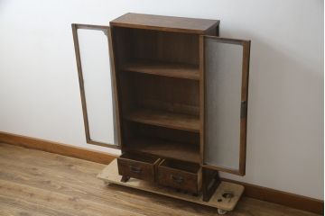 和製ビンテージ　指物工芸家具　李朝デザイン　前面桑(クワ)材　天板・側面キハダ材　可愛らしい装飾が遊び心をくすぐる小振りな収納棚(本箱、ブックケース、本棚、書棚、キャビネット、収納棚、戸棚、ヴィンテージ)(R-078975)