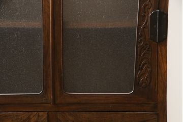 和製ビンテージ　指物工芸家具　李朝デザイン　前面桑(クワ)材　天板・側面キハダ材　可愛らしい装飾が遊び心をくすぐる小振りな収納棚(本箱、ブックケース、本棚、書棚、キャビネット、収納棚、戸棚、ヴィンテージ)(R-078975)