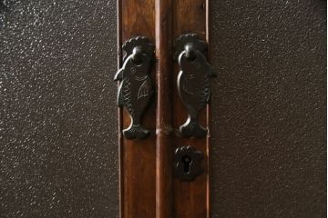 和製ビンテージ　指物工芸家具　李朝デザイン　前面桑(クワ)材　天板・側面キハダ材　可愛らしい装飾が遊び心をくすぐる小振りな収納棚(本箱、ブックケース、本棚、書棚、キャビネット、収納棚、戸棚、ヴィンテージ)(R-078975)