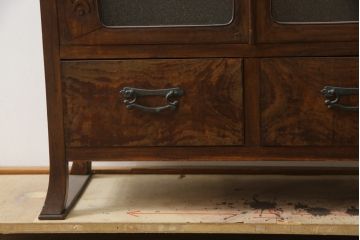 和製ビンテージ　指物工芸家具　李朝デザイン　前面桑(クワ)材　天板・側面キハダ材　可愛らしい装飾が遊び心をくすぐる小振りな収納棚(本箱、ブックケース、本棚、書棚、キャビネット、収納棚、戸棚、ヴィンテージ)(R-078975)