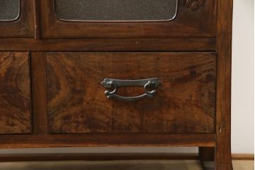 和製ビンテージ　指物工芸家具　李朝デザイン　前面桑(クワ)材　天板・側面キハダ材　可愛らしい装飾が遊び心をくすぐる小振りな収納棚(本箱、ブックケース、本棚、書棚、キャビネット、収納棚、戸棚、ヴィンテージ)(R-078975)