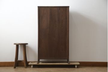 和製ビンテージ　指物工芸家具　李朝デザイン　前面桑(クワ)材　天板・側面キハダ材　可愛らしい装飾が遊び心をくすぐる小振りな収納棚(本箱、ブックケース、本棚、書棚、キャビネット、収納棚、戸棚、ヴィンテージ)(R-078975)