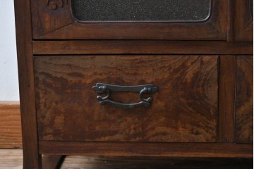 和製ビンテージ　指物工芸家具　李朝デザイン　前面桑(クワ)材　天板・側面キハダ材　可愛らしい装飾が遊び心をくすぐる小振りな収納棚　(R-078975)