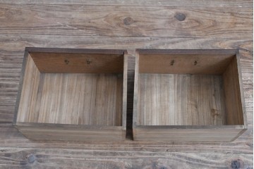 和製ビンテージ　指物工芸家具　李朝デザイン　前面桑(クワ)材　天板・側面キハダ材　可愛らしい装飾が遊び心をくすぐる小振りな収納棚　(R-078975)