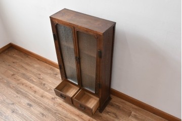 和製ビンテージ　指物工芸家具　李朝デザイン　前面桑(クワ)材　天板・側面キハダ材　可愛らしい装飾が遊び心をくすぐる小振りな収納棚　(R-078975)