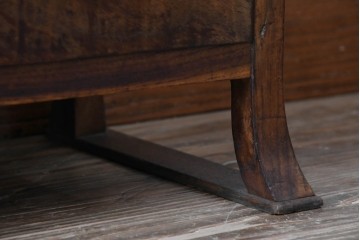 和製ビンテージ　指物工芸家具　李朝デザイン　前面桑(クワ)材　天板・側面キハダ材　可愛らしい装飾が遊び心をくすぐる小振りな収納棚　(R-078975)