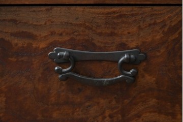 和製ビンテージ　指物工芸家具　李朝デザイン　前面桑(クワ)材　天板・側面キハダ材　可愛らしい装飾が遊び心をくすぐる小振りな収納棚　(R-078975)