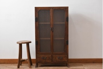 和製ビンテージ　指物工芸家具　李朝デザイン　前面桑(クワ)材　天板・側面キハダ材　可愛らしい装飾が遊び心をくすぐる小振りな収納棚　(R-078975)