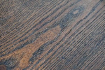 和製ビンテージ　指物工芸家具　李朝デザイン　前面桑(クワ)材　天板・側面キハダ材　可愛らしい装飾が遊び心をくすぐる小振りな収納棚　(R-078975)