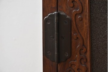 和製ビンテージ　指物工芸家具　李朝デザイン　前面桑(クワ)材　天板・側面キハダ材　可愛らしい装飾が遊び心をくすぐる小振りな収納棚　(R-078975)