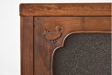 和製ビンテージ　指物工芸家具　李朝デザイン　前面桑(クワ)材　天板・側面キハダ材　可愛らしい装飾が遊び心をくすぐる小振りな収納棚　(R-078975)