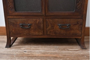 和製ビンテージ　指物工芸家具　李朝デザイン　前面桑(クワ)材　天板・側面キハダ材　可愛らしい装飾が遊び心をくすぐる小振りな収納棚　(R-078975)