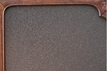 和製ビンテージ　指物工芸家具　李朝デザイン　前面桑(クワ)材　天板・側面キハダ材　可愛らしい装飾が遊び心をくすぐる小振りな収納棚　(R-078975)