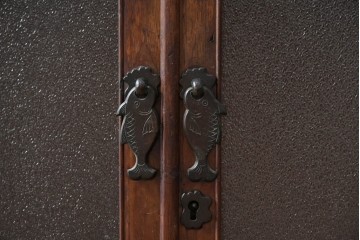 和製ビンテージ　指物工芸家具　李朝デザイン　前面桑(クワ)材　天板・側面キハダ材　可愛らしい装飾が遊び心をくすぐる小振りな収納棚　(R-078975)