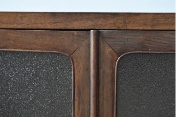 和製ビンテージ　指物工芸家具　李朝デザイン　前面桑(クワ)材　天板・側面キハダ材　可愛らしい装飾が遊び心をくすぐる小振りな収納棚　(R-078975)