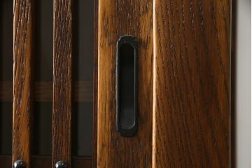 中古　高級品!!　ナラ材　上質な和の空間を演出するアンティーク調二段重ね水屋箪笥(食器棚、キャビネット、茶箪笥、収納棚、戸棚)(R-078976)