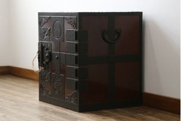 和製ビンテージ　総欅(ケヤキ)材　意匠を凝らした重厚な金具が魅力的な大型酒田船箪笥(掛硯型、懸硯型、舟箪笥、帳箱、帳場箪笥、時代タンス、小たんす、小物収納、ヴィンテージ)(R-078980)