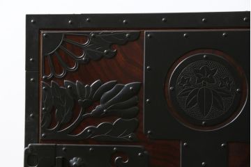 和製ビンテージ　総欅(ケヤキ)材　意匠を凝らした重厚な金具が魅力的な大型酒田船箪笥(掛硯型、懸硯型、舟箪笥、帳箱、帳場箪笥、時代タンス、小たんす、小物収納、ヴィンテージ)(R-078980)