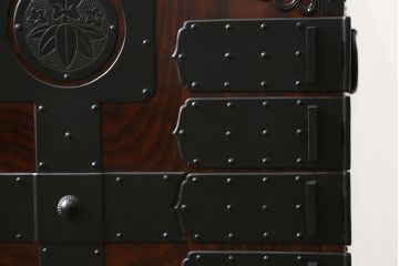 和製ビンテージ　総欅(ケヤキ)材　意匠を凝らした重厚な金具が魅力的な大型酒田船箪笥(掛硯型、懸硯型、舟箪笥、帳箱、帳場箪笥、時代タンス、小たんす、小物収納、ヴィンテージ)(R-078980)