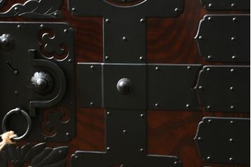 和製ビンテージ　総欅(ケヤキ)材　意匠を凝らした重厚な金具が魅力的な大型酒田船箪笥(掛硯型、懸硯型、舟箪笥、帳箱、帳場箪笥、時代タンス、小たんす、小物収納、ヴィンテージ)(R-078980)
