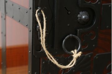 和製ビンテージ　総欅(ケヤキ)材　意匠を凝らした重厚な金具が魅力的な大型酒田船箪笥(掛硯型、懸硯型、舟箪笥、帳箱、帳場箪笥、時代タンス、小たんす、小物収納、ヴィンテージ)(R-078980)