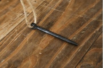 和製ビンテージ　総欅(ケヤキ)材　意匠を凝らした重厚な金具が魅力的な大型酒田船箪笥(掛硯型、懸硯型、舟箪笥、帳箱、帳場箪笥、時代タンス、小たんす、小物収納、ヴィンテージ)(R-078980)