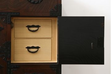 中古　美品　仙台民芸箪笥　欅産業　意匠を凝らした立派な金具と美しい木目が魅力的な仙台箪笥(引き出し、収納タンス、整理箪笥、サイドチェスト)(R-078981)