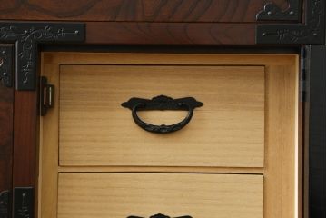 中古　美品　仙台民芸箪笥　欅産業　意匠を凝らした立派な金具と美しい木目が魅力的な仙台箪笥(引き出し、収納タンス、整理箪笥、サイドチェスト)(R-078981)